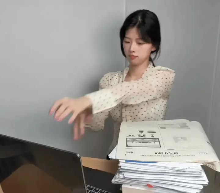 시험지를 직접 풀고 계신 사진
